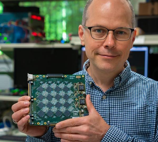 Intel展示Pohoiki Beach神经感知系统，以类人脑处理方式较CPU处理量高出千倍、效率达万倍