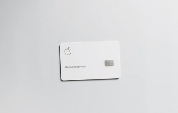 Apple Card娇贵难保养皮夹与牛仔裤可能让它染色