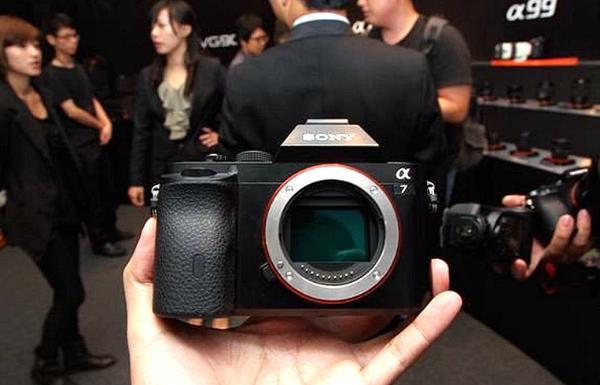 Sony第一款35mm片幅无反光镜可换镜头相机A7 宣布停产