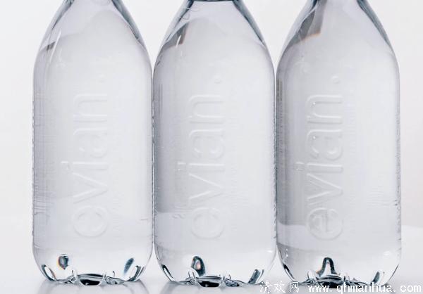 Evian矿泉水推无标签环保版宝特瓶，瓶身由回收RPET等材料制成